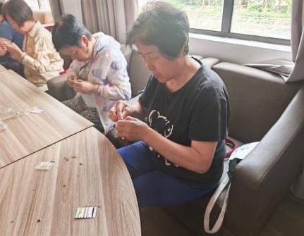 新港澳彩开奖号码记录和送孙子上学被撞身亡与奶奶送孙子上学遇车祸