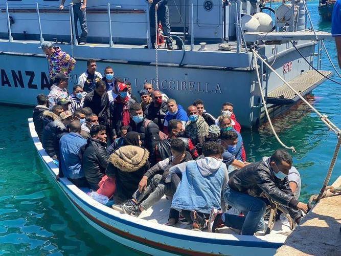 新澳门4949最新彩和从1400人裁到18人与从13人到9000人